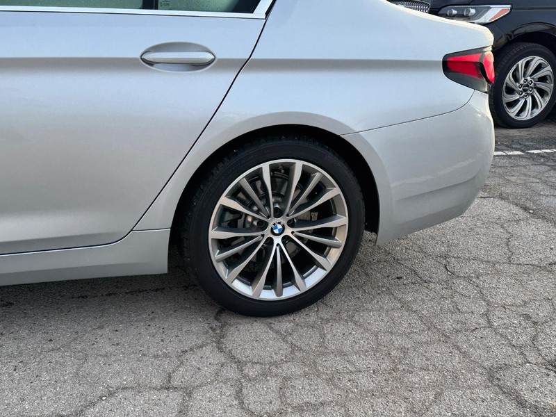 BMW 5 Series Vehicle Full-screen Gallery Image 10