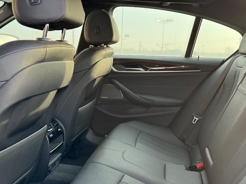 BMW 5 Series Vehicle Full-screen Gallery Image 11