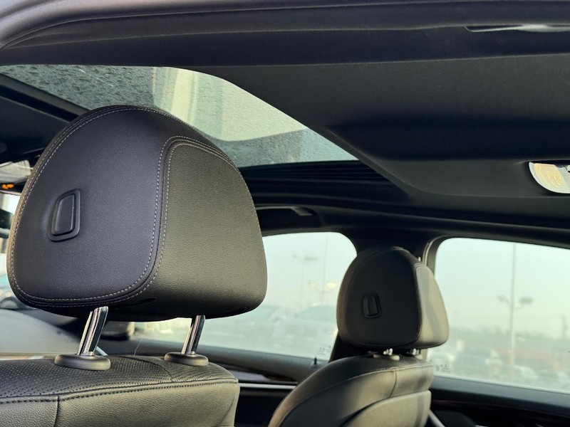 BMW 5 Series Vehicle Full-screen Gallery Image 12