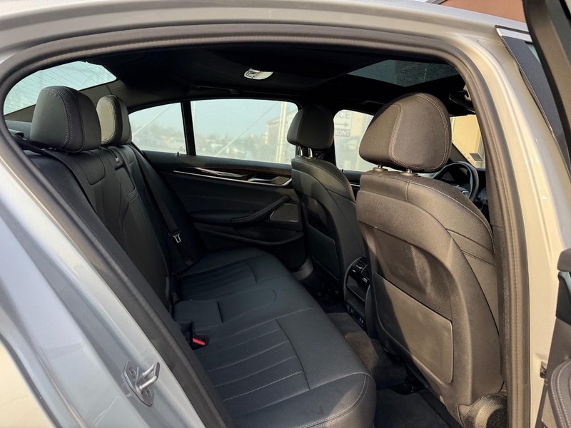 BMW 5 Series Vehicle Full-screen Gallery Image 13