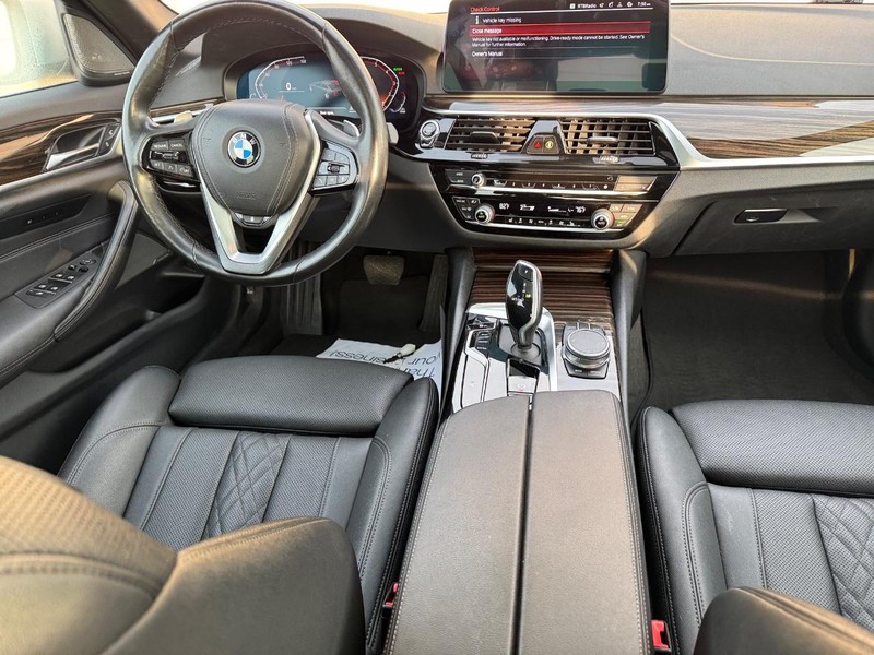 BMW 5 Series Vehicle Full-screen Gallery Image 15