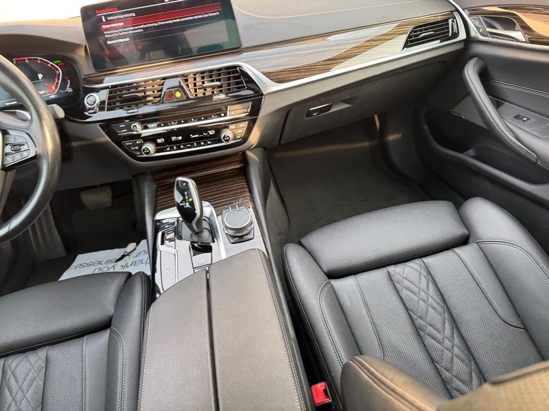 BMW 5 Series Vehicle Full-screen Gallery Image 16
