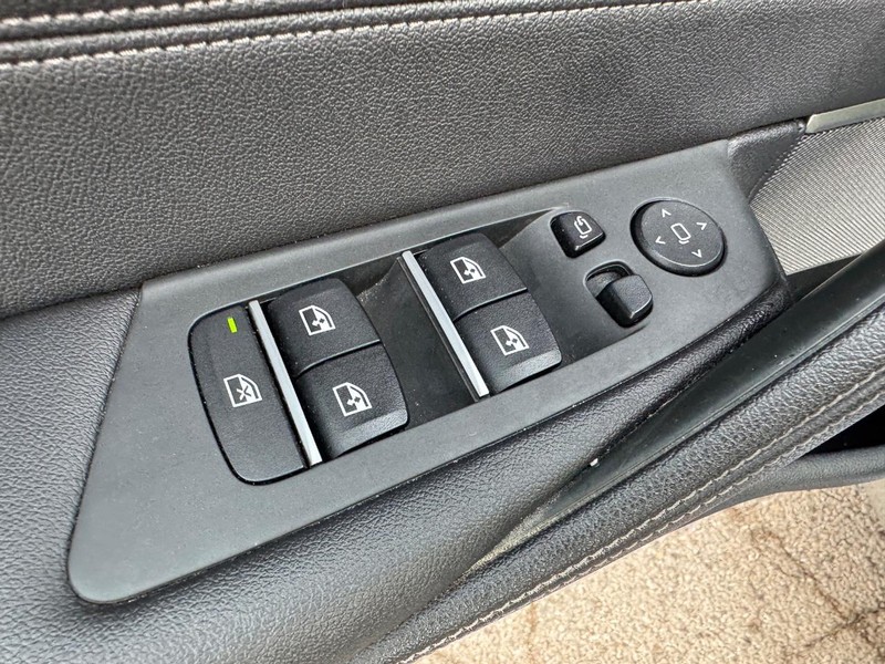 BMW 5 Series Vehicle Full-screen Gallery Image 18