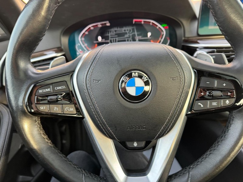 BMW 5 Series Vehicle Full-screen Gallery Image 19