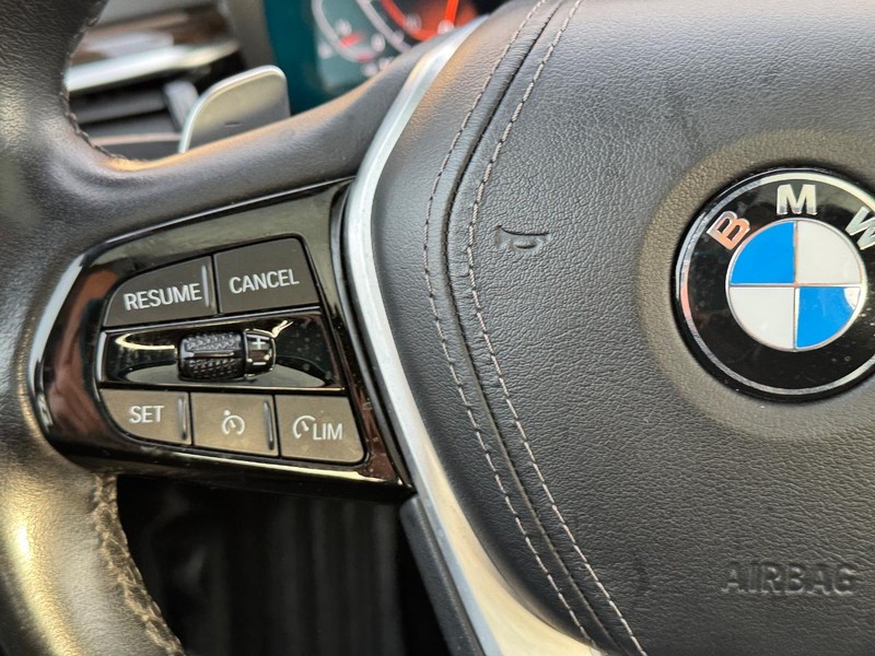 BMW 5 Series Vehicle Full-screen Gallery Image 20