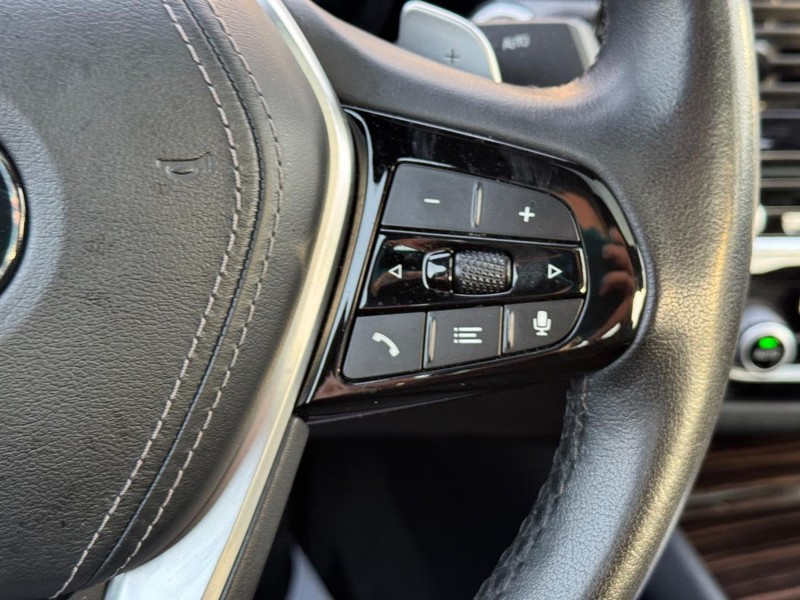 BMW 5 Series Vehicle Full-screen Gallery Image 21