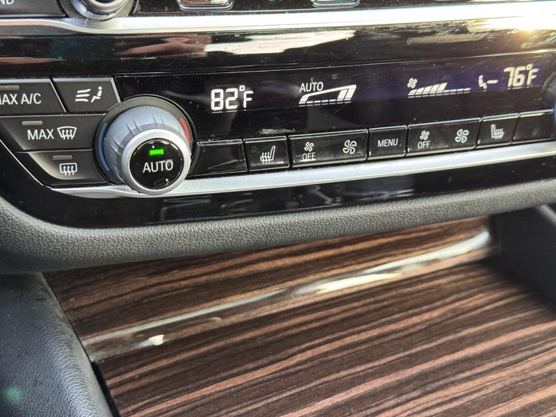 BMW 5 Series Vehicle Full-screen Gallery Image 22