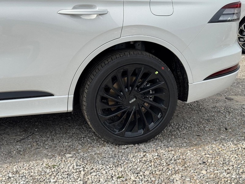 Lincoln Aviator Vehicle Full-screen Gallery Image 10