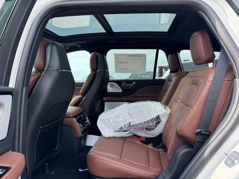 Lincoln Aviator Vehicle Full-screen Gallery Image 11