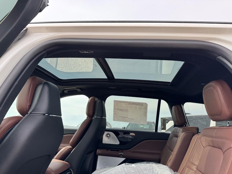 Lincoln Aviator Vehicle Full-screen Gallery Image 12