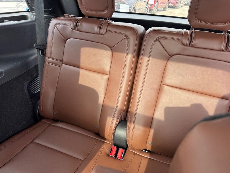 Lincoln Aviator Vehicle Full-screen Gallery Image 14