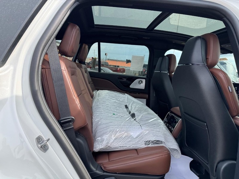 Lincoln Aviator Vehicle Full-screen Gallery Image 15