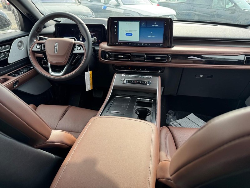 Lincoln Aviator Vehicle Full-screen Gallery Image 16