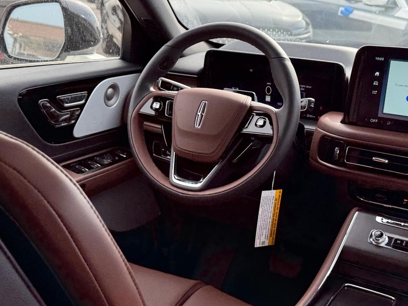 Lincoln Aviator Vehicle Full-screen Gallery Image 17