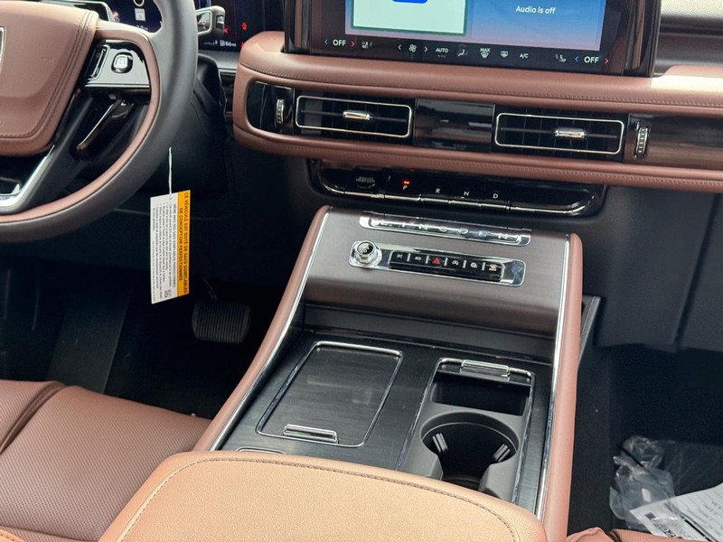Lincoln Aviator Vehicle Full-screen Gallery Image 19