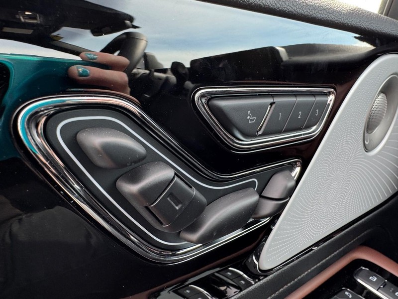 Lincoln Aviator Vehicle Full-screen Gallery Image 22