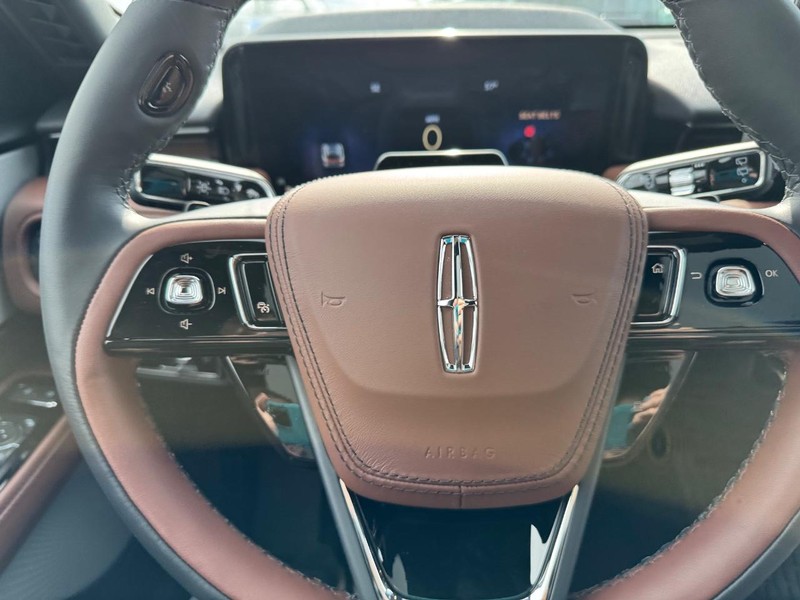 Lincoln Aviator Vehicle Full-screen Gallery Image 23