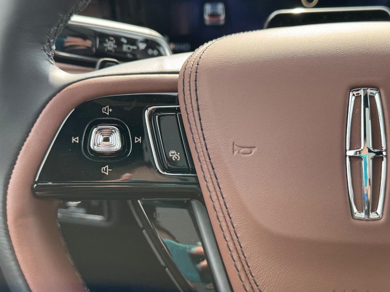 Lincoln Aviator Vehicle Full-screen Gallery Image 24