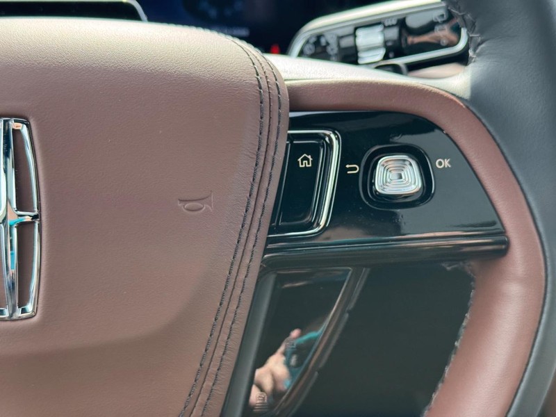Lincoln Aviator Vehicle Full-screen Gallery Image 25