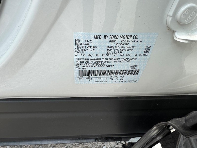 Lincoln Aviator Vehicle Full-screen Gallery Image 28