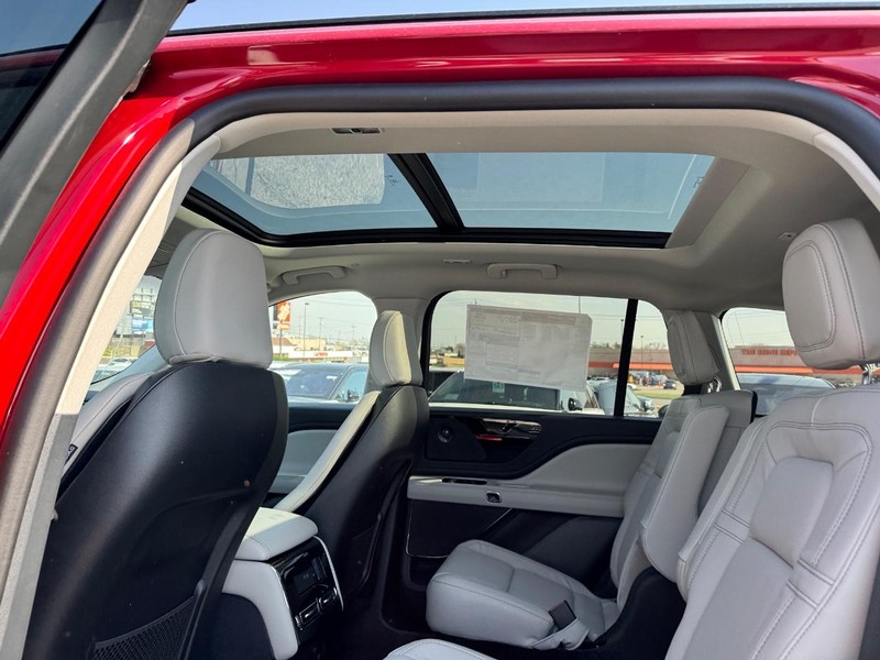 Lincoln Aviator Vehicle Full-screen Gallery Image 12
