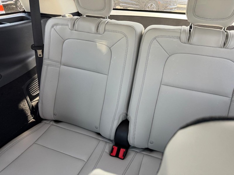 Lincoln Aviator Vehicle Full-screen Gallery Image 14