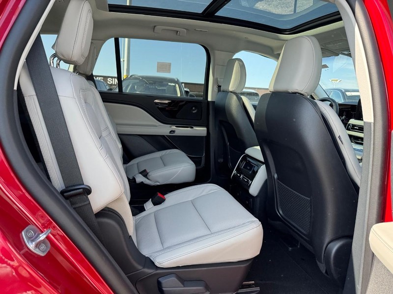 Lincoln Aviator Vehicle Full-screen Gallery Image 15