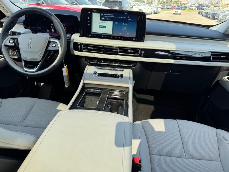 Lincoln Aviator Vehicle Full-screen Gallery Image 16