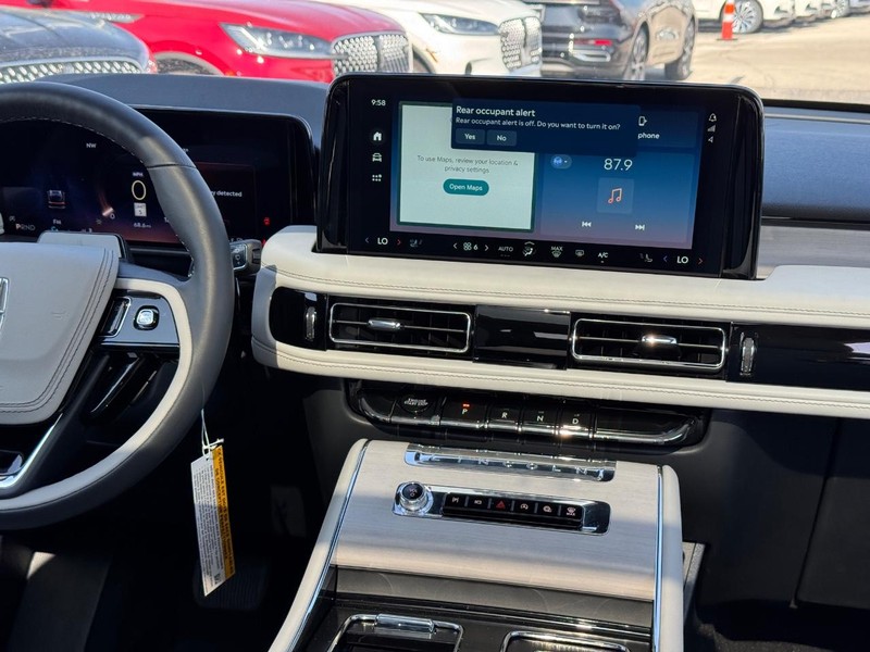 Lincoln Aviator Vehicle Full-screen Gallery Image 18