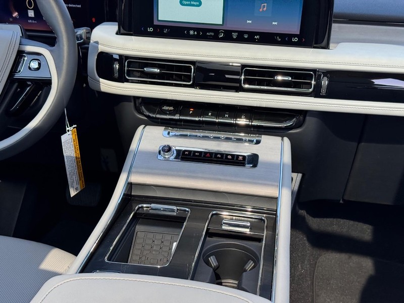 Lincoln Aviator Vehicle Full-screen Gallery Image 20