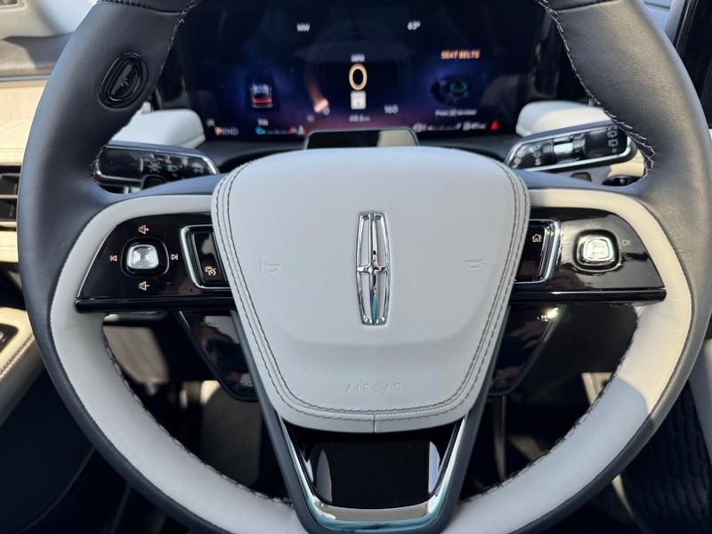 Lincoln Aviator Vehicle Full-screen Gallery Image 24