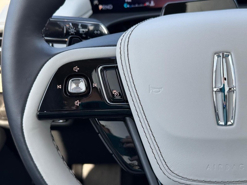Lincoln Aviator Vehicle Full-screen Gallery Image 25