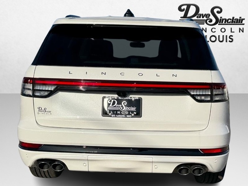 Lincoln Aviator Vehicle Full-screen Gallery Image 06