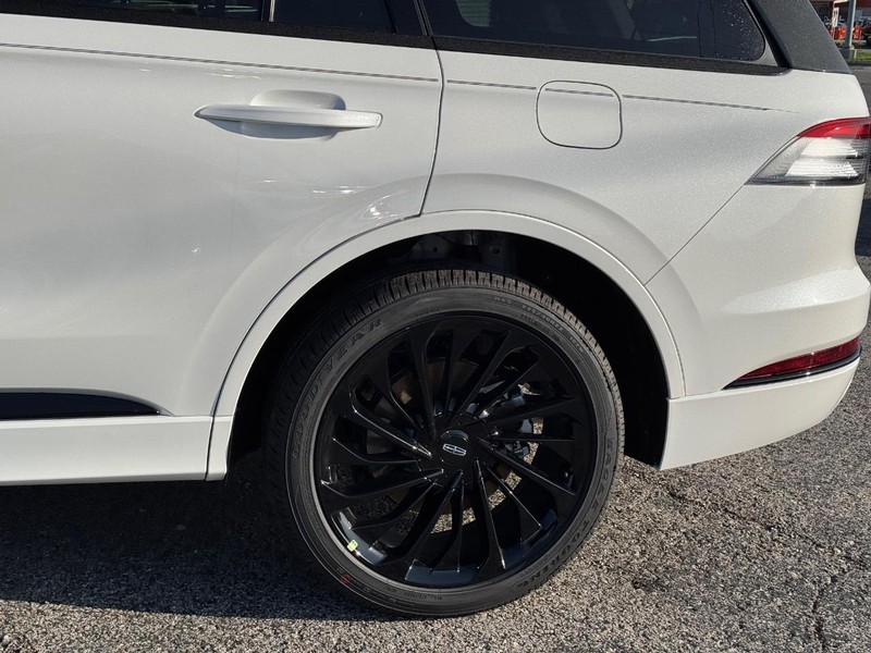 Lincoln Aviator Vehicle Full-screen Gallery Image 10