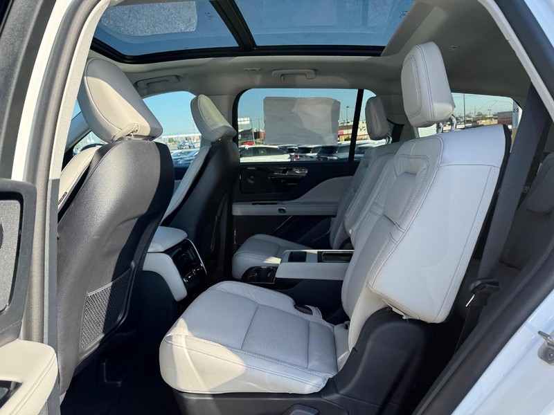 Lincoln Aviator Vehicle Full-screen Gallery Image 11