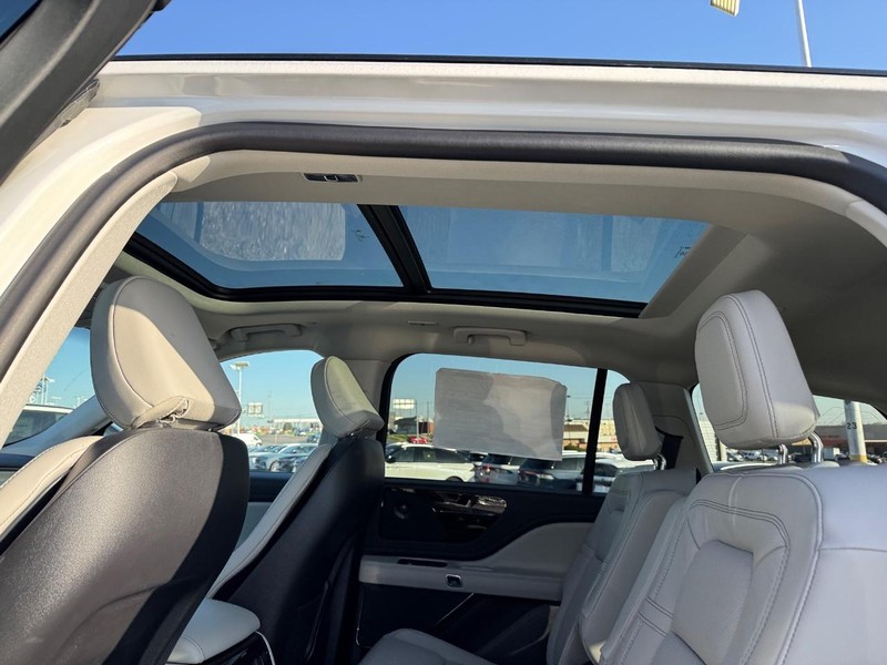 Lincoln Aviator Vehicle Full-screen Gallery Image 12