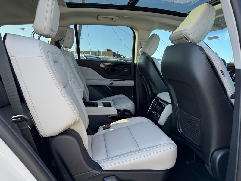 Lincoln Aviator Vehicle Full-screen Gallery Image 15