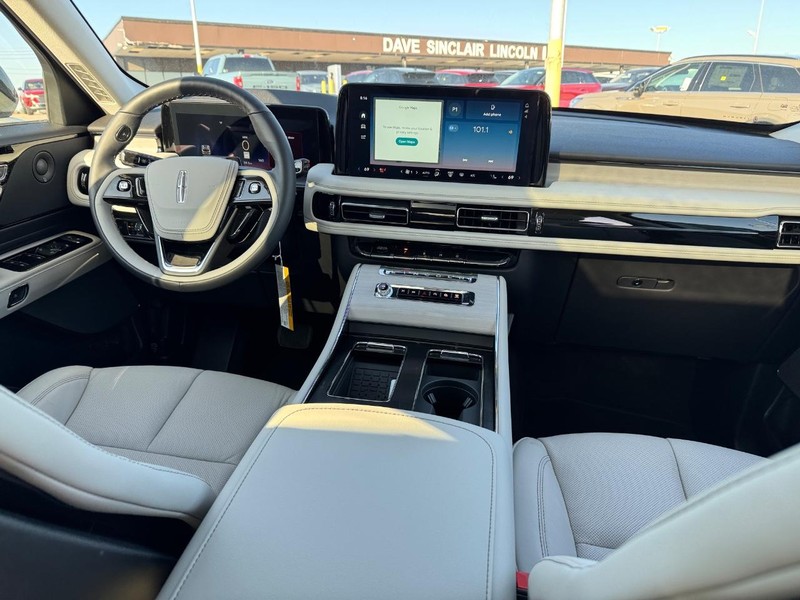 Lincoln Aviator Vehicle Full-screen Gallery Image 16
