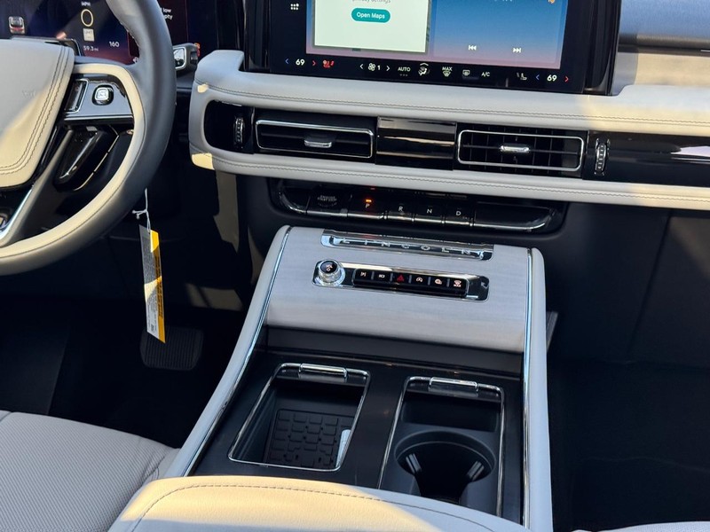 Lincoln Aviator Vehicle Full-screen Gallery Image 19