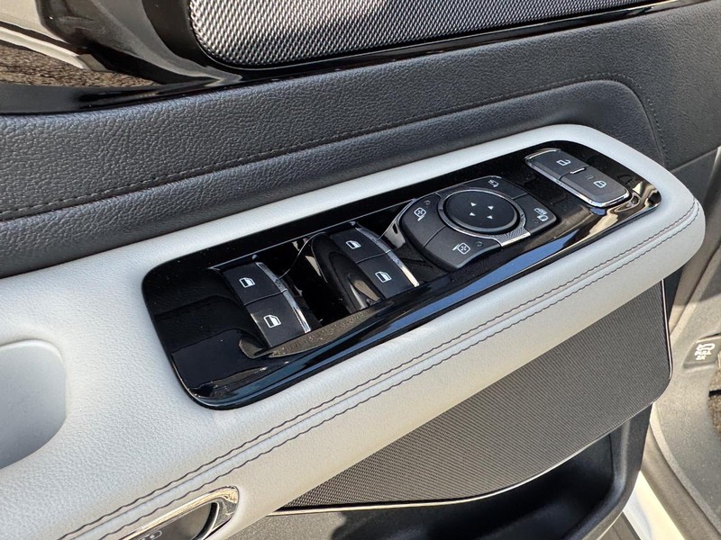Lincoln Aviator Vehicle Full-screen Gallery Image 21