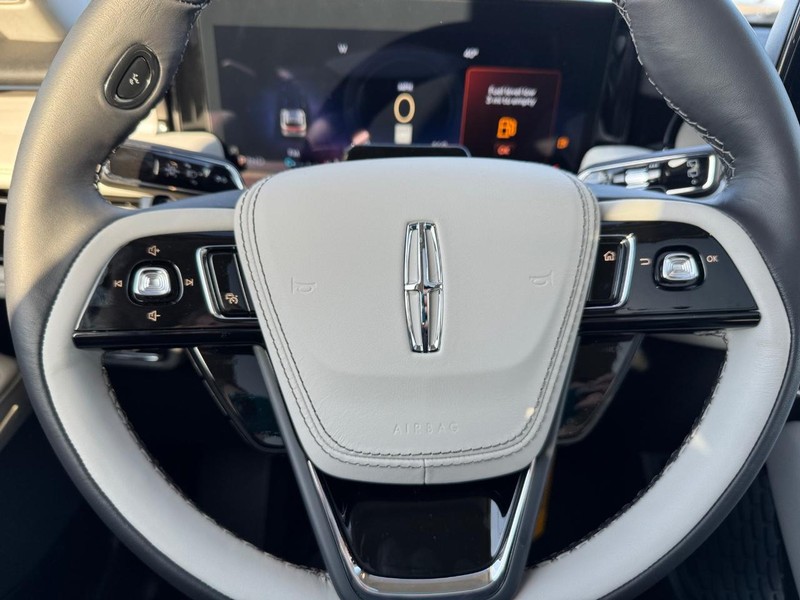 Lincoln Aviator Vehicle Full-screen Gallery Image 23