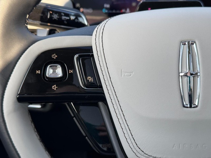 Lincoln Aviator Vehicle Full-screen Gallery Image 24