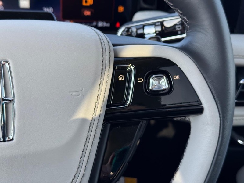 Lincoln Aviator Vehicle Full-screen Gallery Image 25