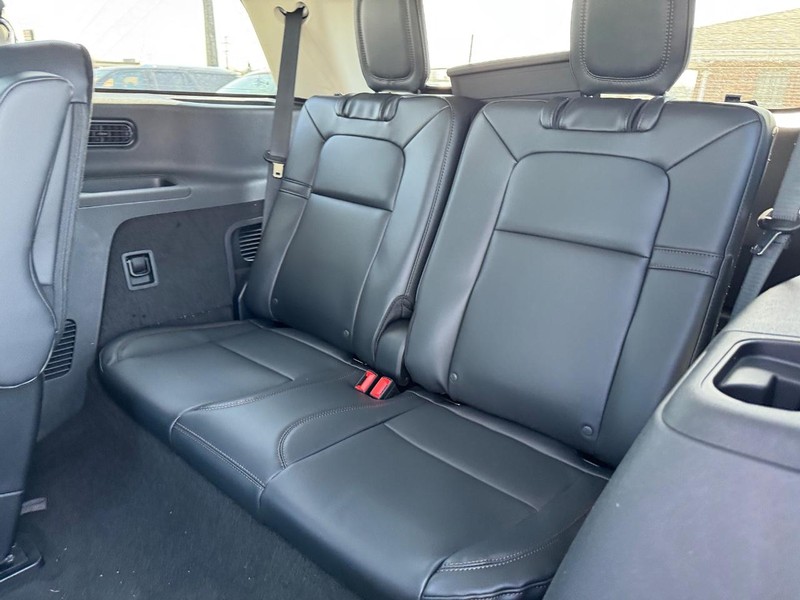 Lincoln Aviator Vehicle Full-screen Gallery Image 12