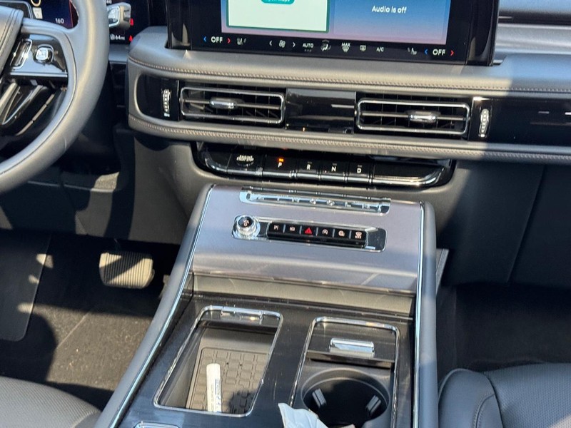 Lincoln Aviator Vehicle Full-screen Gallery Image 21