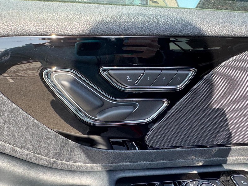 Lincoln Aviator Vehicle Full-screen Gallery Image 24