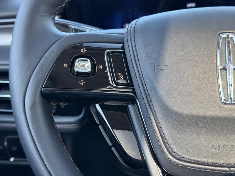 Lincoln Aviator Vehicle Full-screen Gallery Image 26