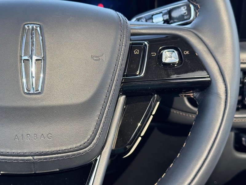 Lincoln Aviator Vehicle Full-screen Gallery Image 27