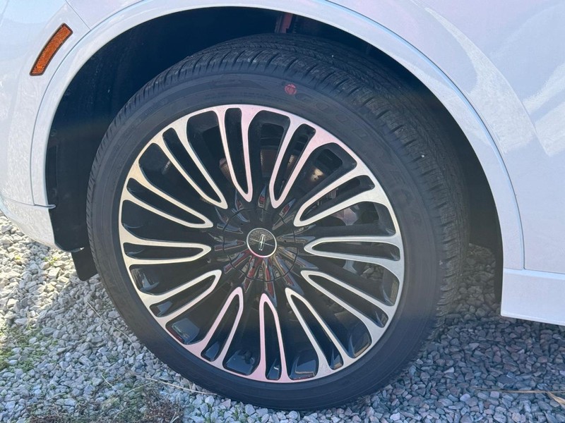 Lincoln Aviator Vehicle Full-screen Gallery Image 10