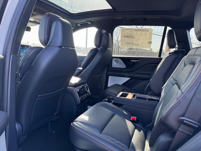 Lincoln Aviator Vehicle Full-screen Gallery Image 11